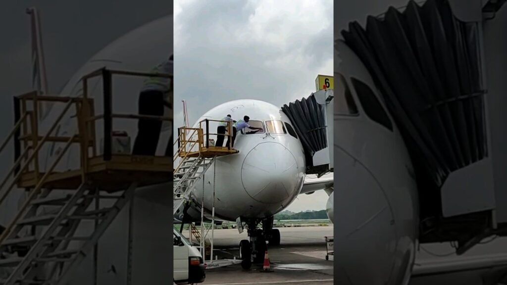 Bangladesh biman Boeing787 Dream liner Windows cleaning part-2 #viral #trending #shorts #foryou
